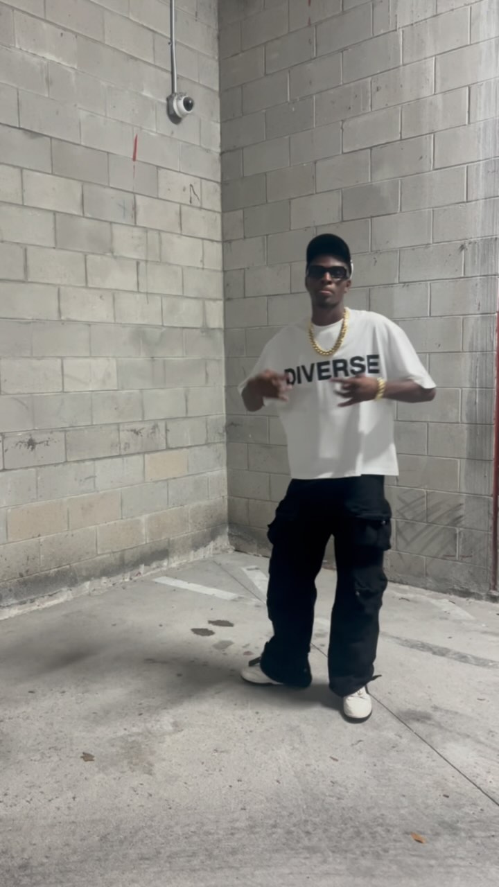 Posted by @4et.quay wearing Diverse 1 of 1